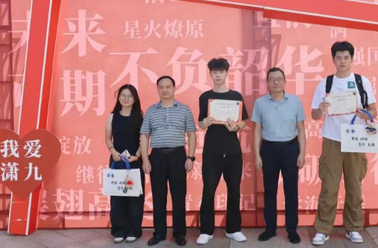 湖南瀟湘技師學(xué)院：直擊2025級(jí)高職新生報(bào)到現(xiàn)場(chǎng)，青春啟航