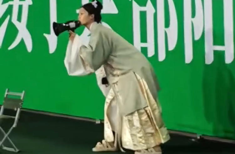 湘超ETC現(xiàn)場(chǎng)，漢服小姐姐健步如飛