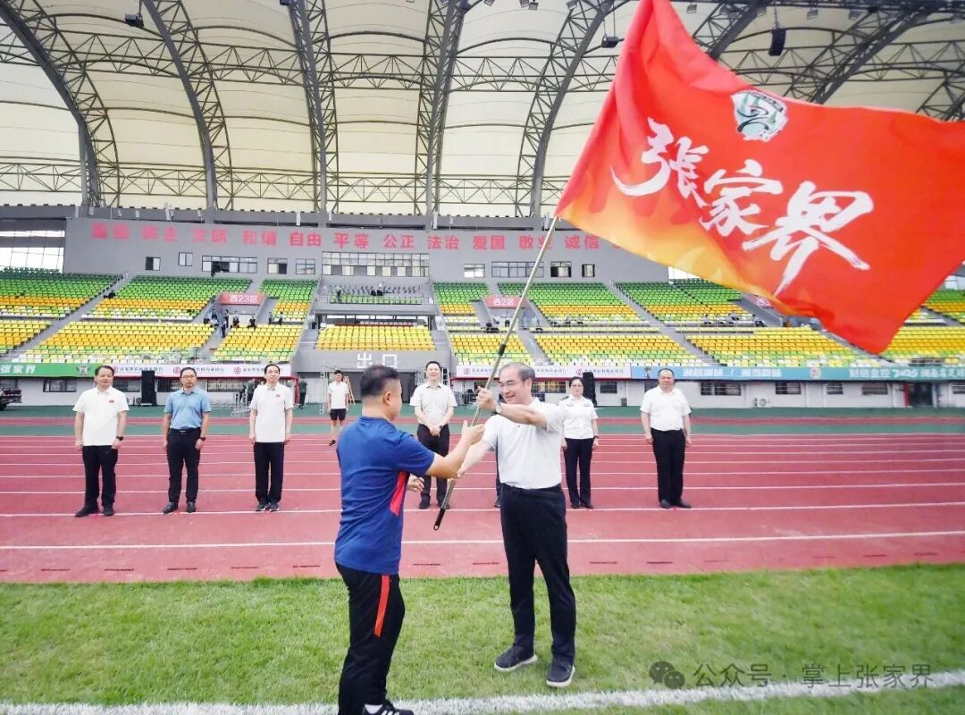劉革安看望慰問2025湘超聯(lián)賽張家界市代表隊(duì)全體成員