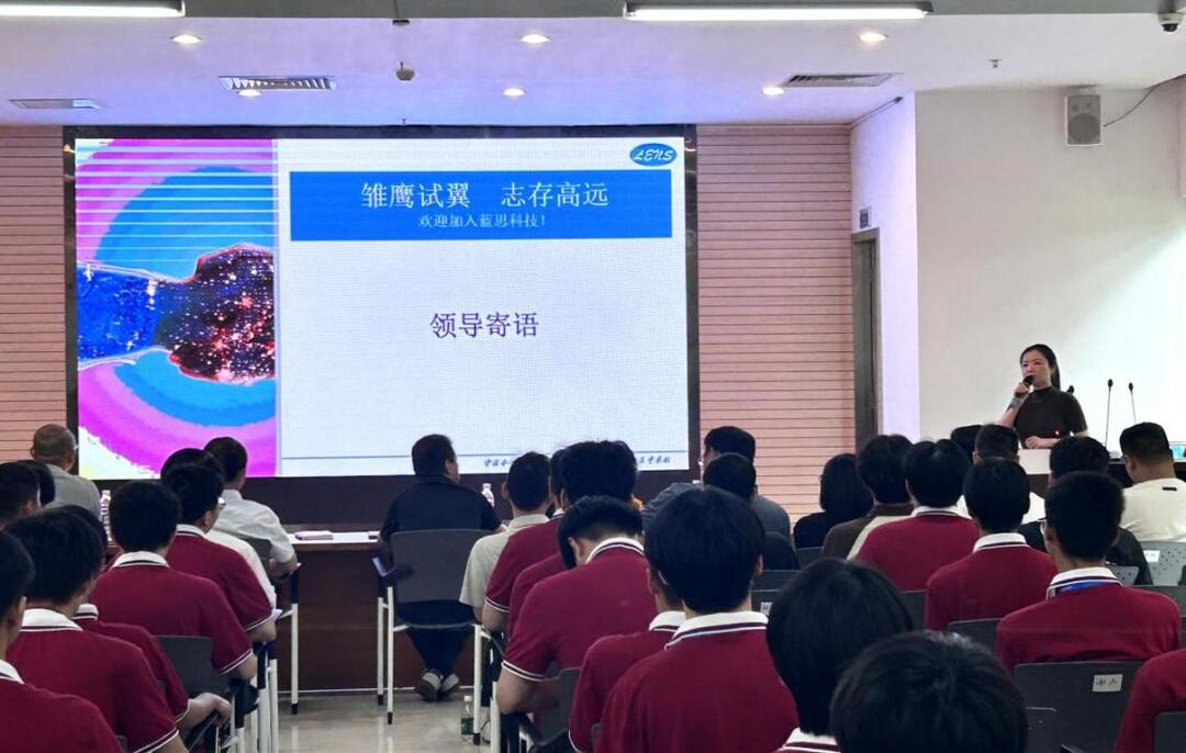 長沙民政職院電子信息工程學(xué)院學(xué)生赴藍(lán)思科技有限公司參加拜師儀式