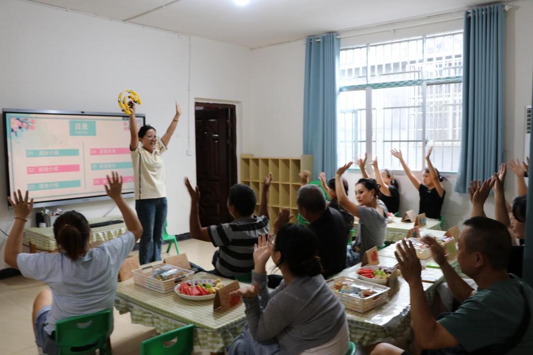 龍山縣老干幼兒園：“家園共話”助成長