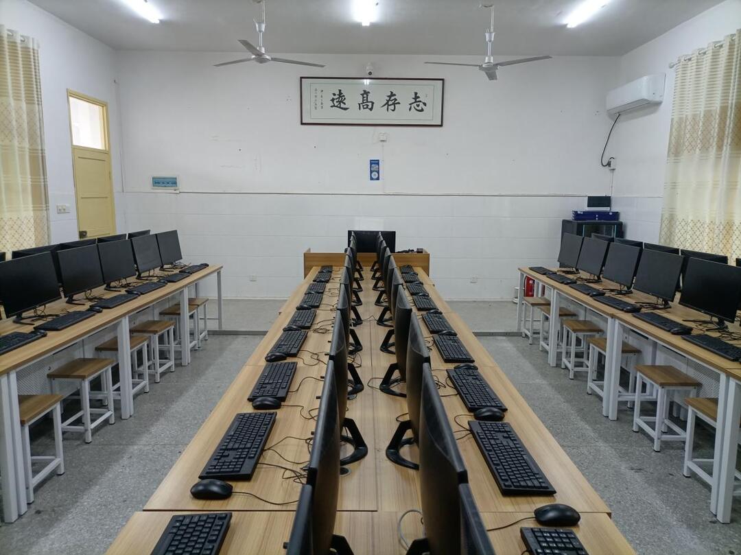安化縣東坪鎮(zhèn)城南完?。盒掠嬎銠C(jī)室賦能教育現(xiàn)代化
