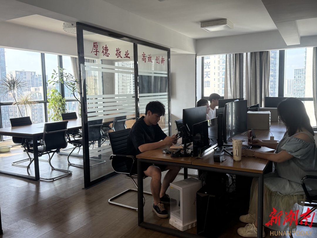 ?大學(xué)畢業(yè)生付費“假裝上班”？工位背后藏著“慢就業(yè)”心態(tài)
