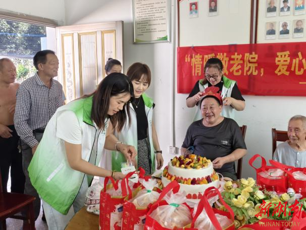 平江县：开展“情暖敬老院 爱心伴夕阳”志愿服务活动