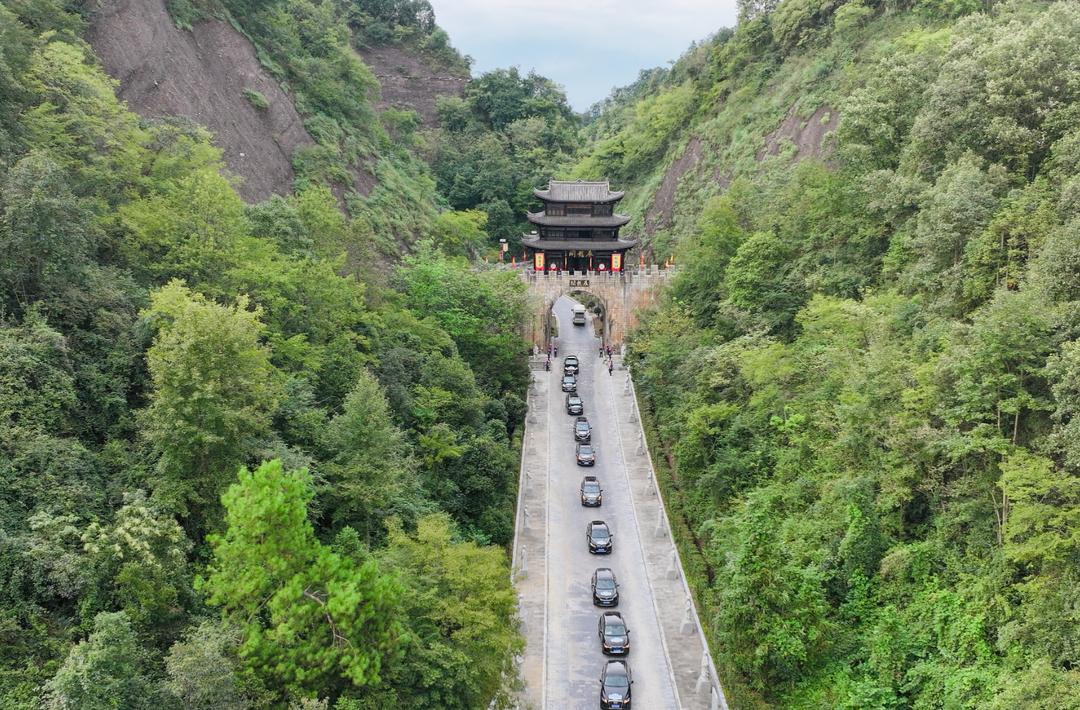 車輪上的千年邂逅——“京昆古驛道 智駕雪峰山”自駕活動啟程@湖南日報頭版