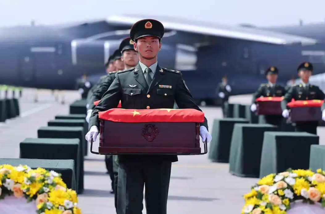 1011位志愿军烈士已回国，今天上午举行烈士遗骸安葬仪式
