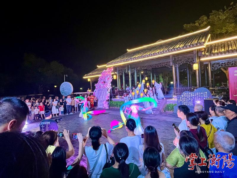 賞景聽(tīng)?wèi)騼上嘁?，衡?yáng)花鼓戲進(jìn)景區(qū)帶來(lái)文化盛宴