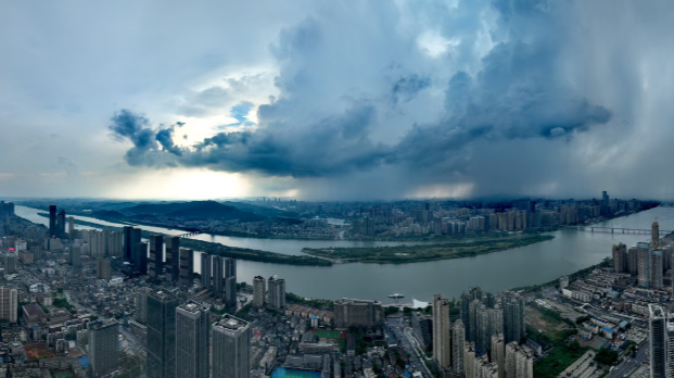 达瞰丨半边雨，半边晴