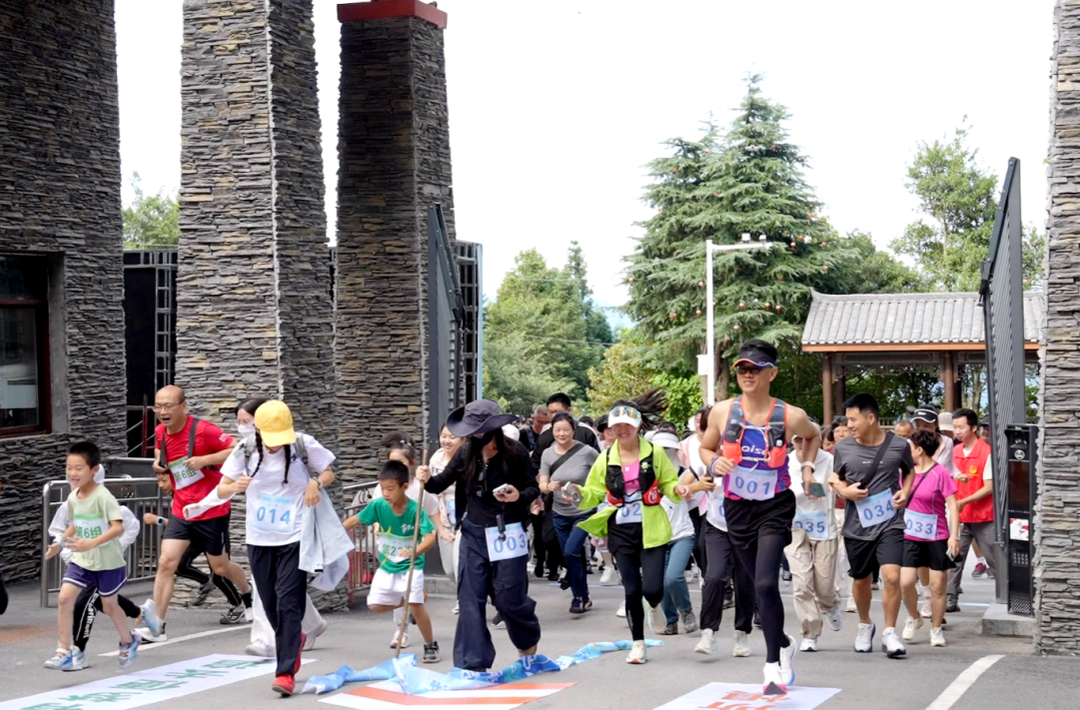 洪江市举办“勇攀雪峰山・欢乐洪江游”登山比赛，体育+红色教育点燃市民参与热情