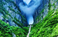 第三人稱視角體驗(yàn)自行車挑戰(zhàn)張家界天門山“天路”