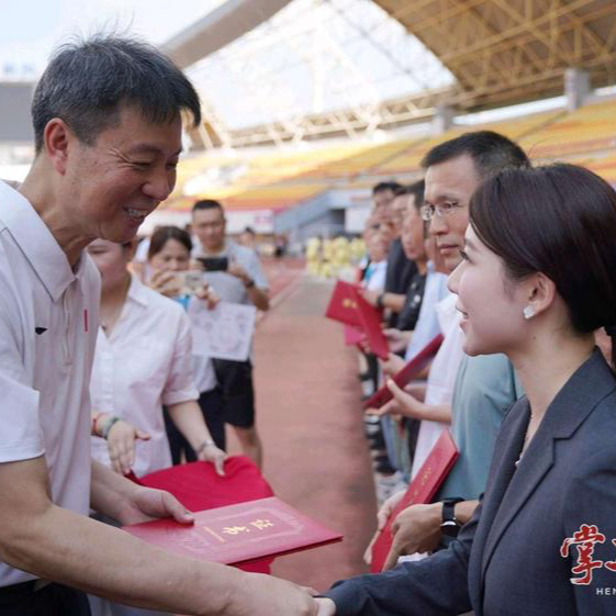 2025“湘超”衡陽賽區(qū)贊助合作單位證書頒發(fā)儀式在市體育中心舉行