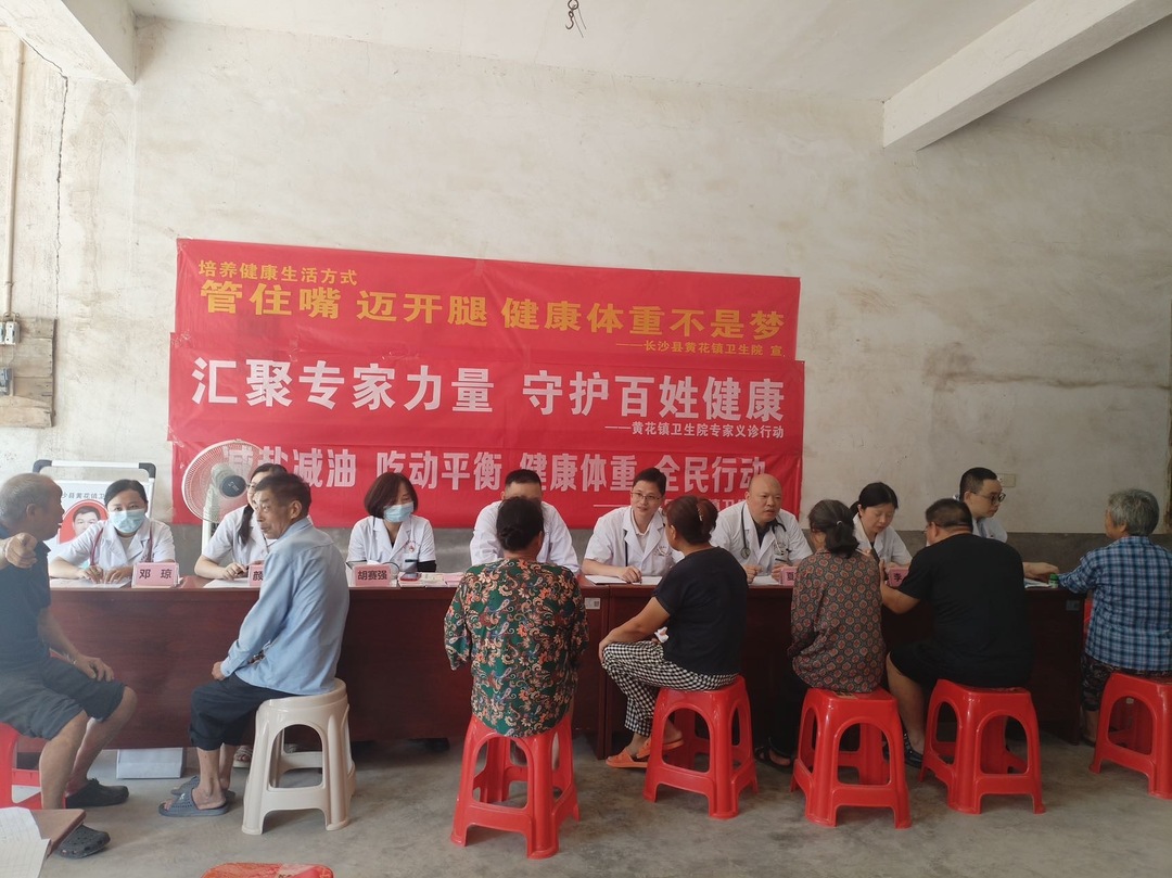 党建引领护健康 义诊服务暖民心