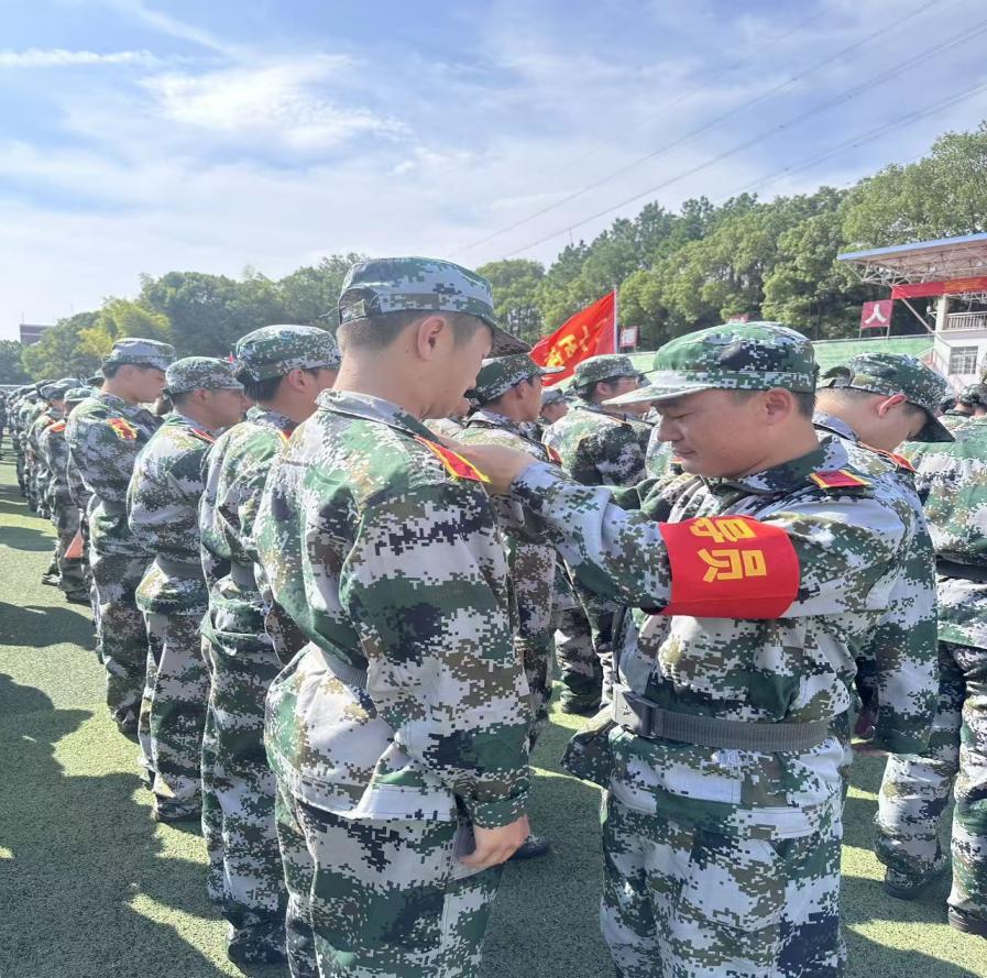 与新生同行 用爱扣好大学第一粒纽扣