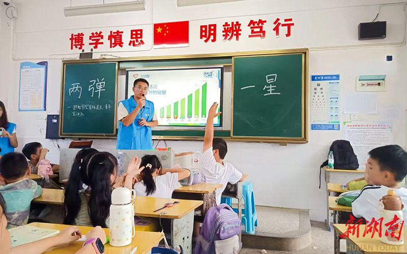 邵阳学院“星核追光”宣讲团走进雨溪镇中心完小 弘扬“两弹一星”精神