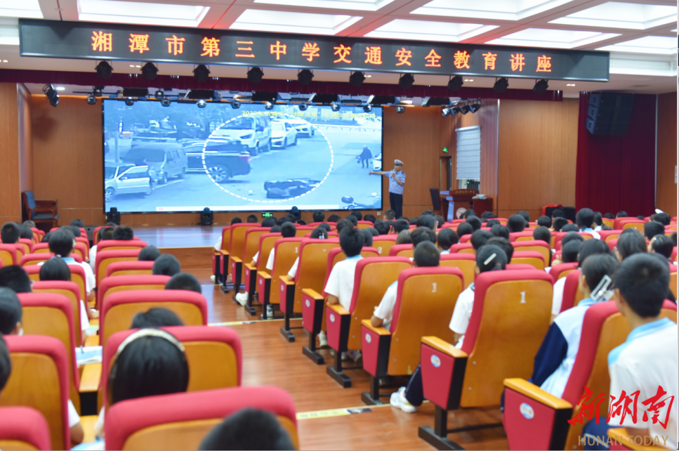 湘潭交警暖心守护上学路
