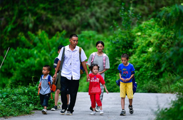 Rural Teacher Safeguards Cross-provincial School Commute of Children Along Hunan-Guizhou Provincial Border
