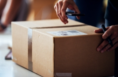 扫码领礼品多人被骗 起底40万份“免费快递”背后的骗局