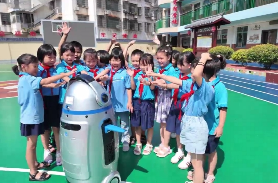 小学科创教育添新翼！衡山星源博雅学校引入北航“小胖”AI机器人