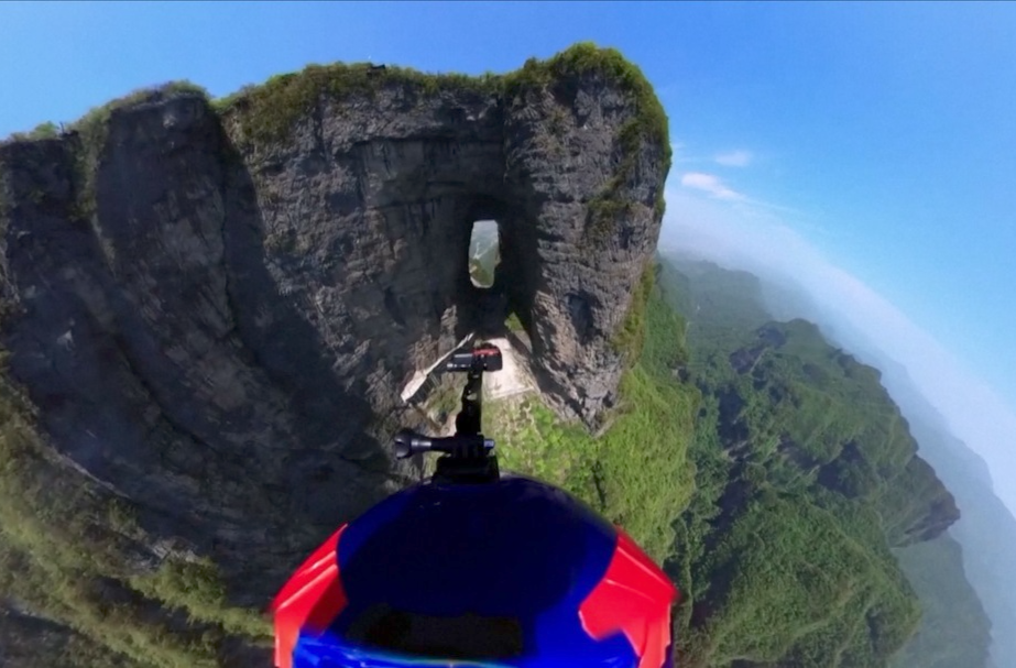 Elite Wingsuit Flyers to Compete at Tianmen Mountain