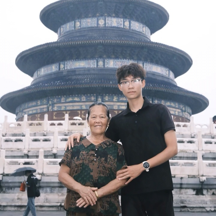 双语湖南|湖南小伙送外卖攒钱带奶奶游北京 网友：太帅了