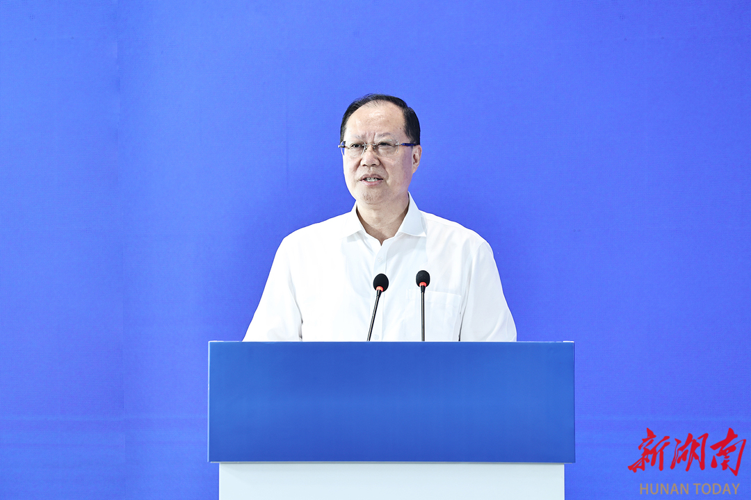 毛伟明致辞。