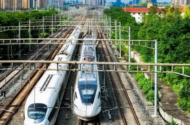 今年1至8月 全国铁路完成固定资产投资超五千亿元