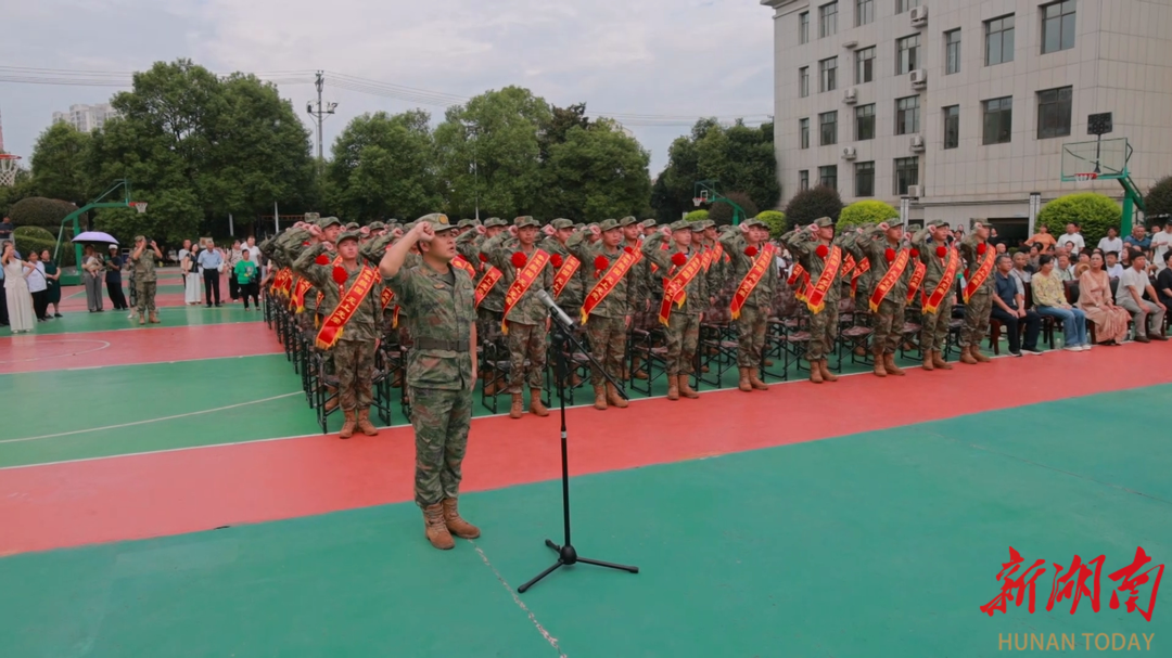 鹤城区2025年下半年新兵欢送大会举行