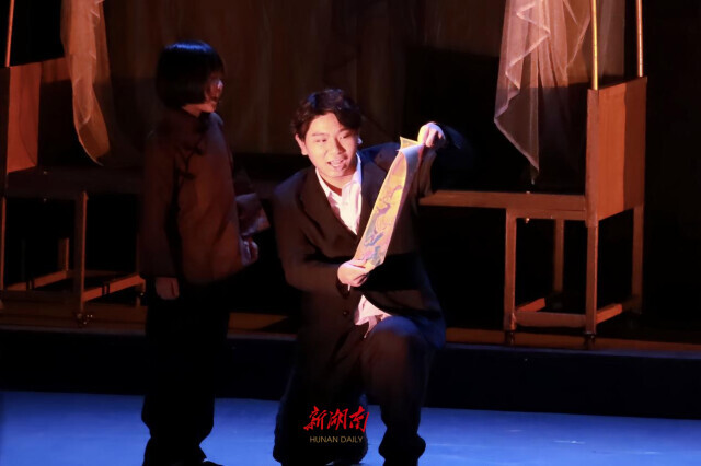 讲述“鱼痴”传奇，湖南师大原创话剧《天地鱼歌》上演