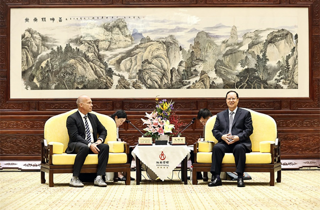 Governor Mao Meets with German Delegation