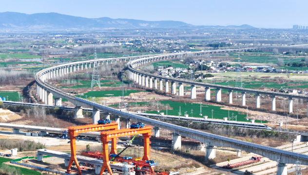 全国铁路建设持续推进 前8个月完成固定资产投资超5000亿元
