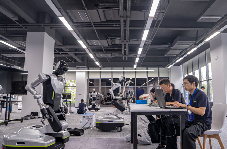 Technicians Debug Robots for Upcoming 2025 Internet Yuelu Summit