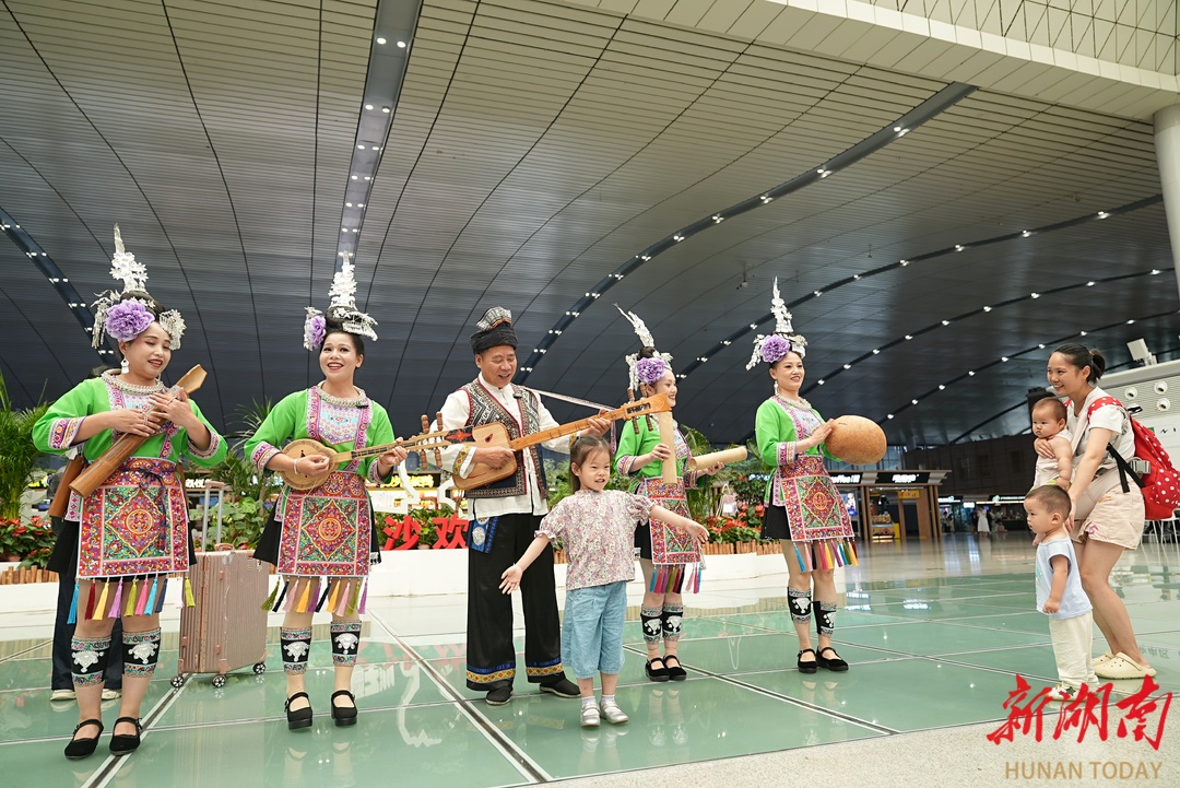 G6435次高铁突传歌声与掌声 一场非遗快闪惊艳高铁旅客