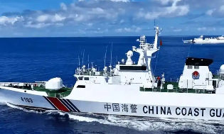 中国海警依法对位黄岩岛领海非法活动的多艘菲律宾公务船采取管制措施