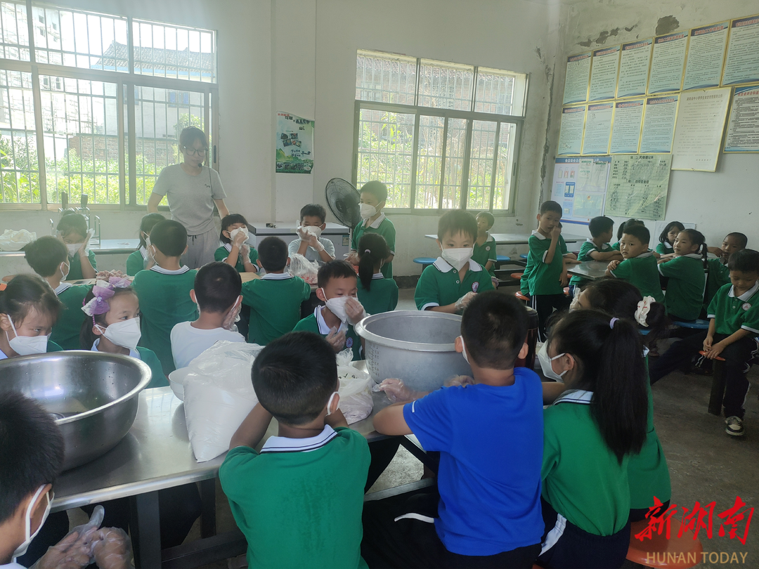 新化县水车镇水车小学开展家乡美食制作综合实践活动