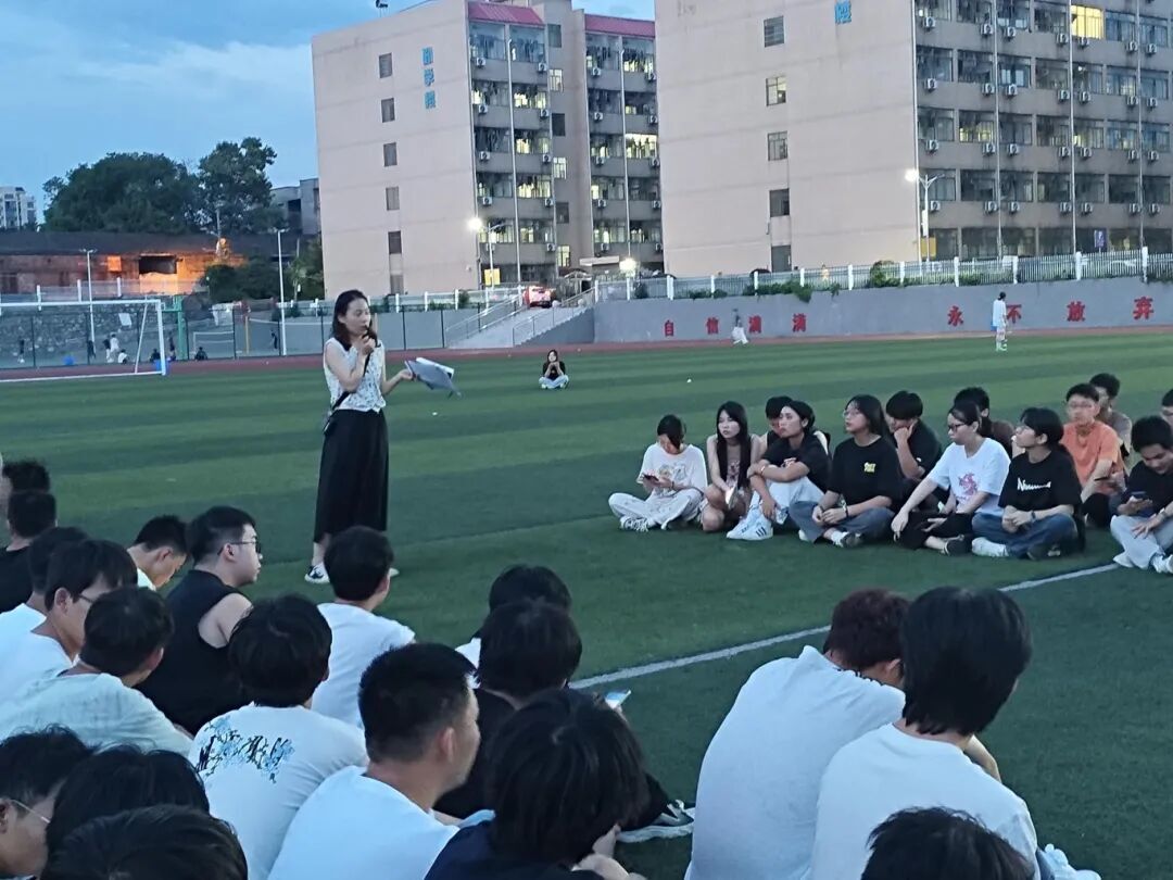 多维场景解锁入学第一课，湖南理工职院新生班会开到学子“心坎上 ”