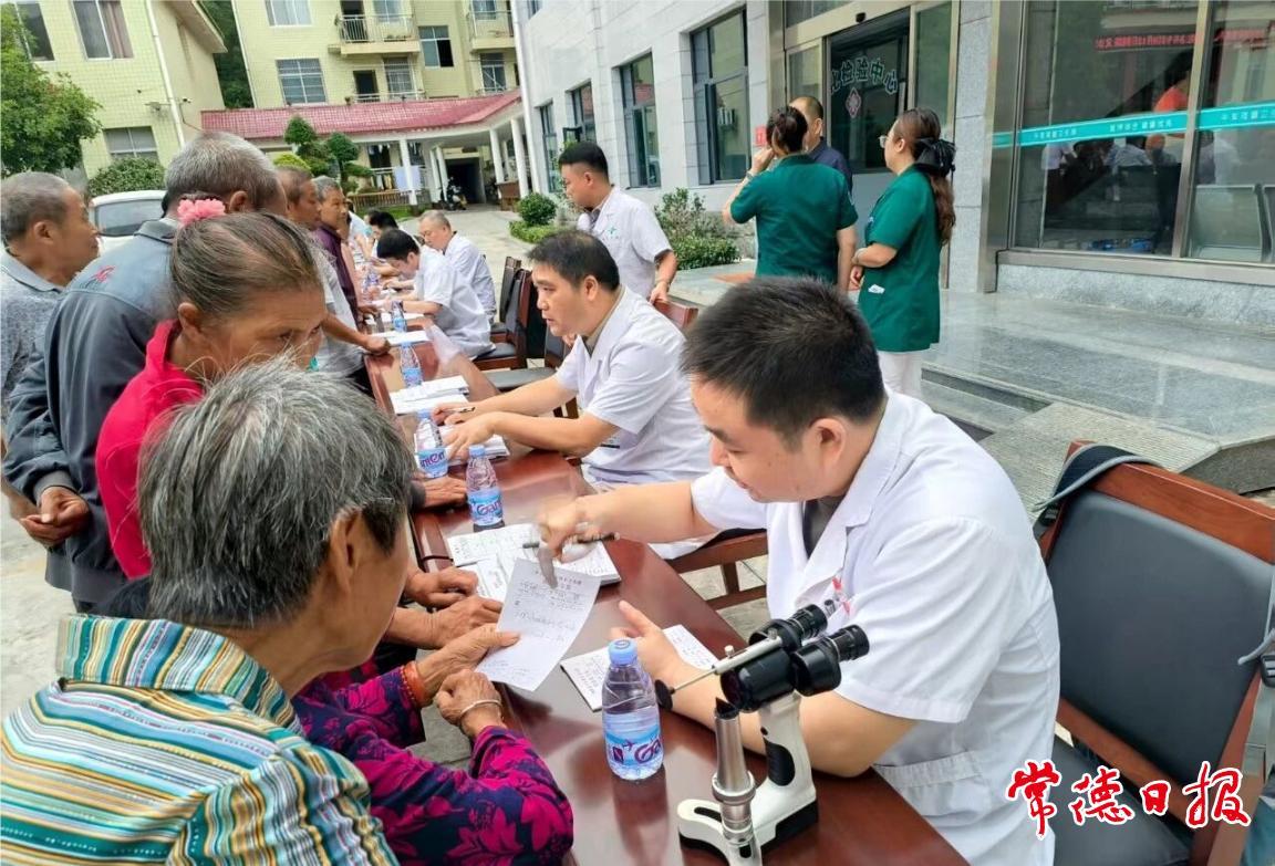 桃源县人民医院“移动门诊”开进牛车河