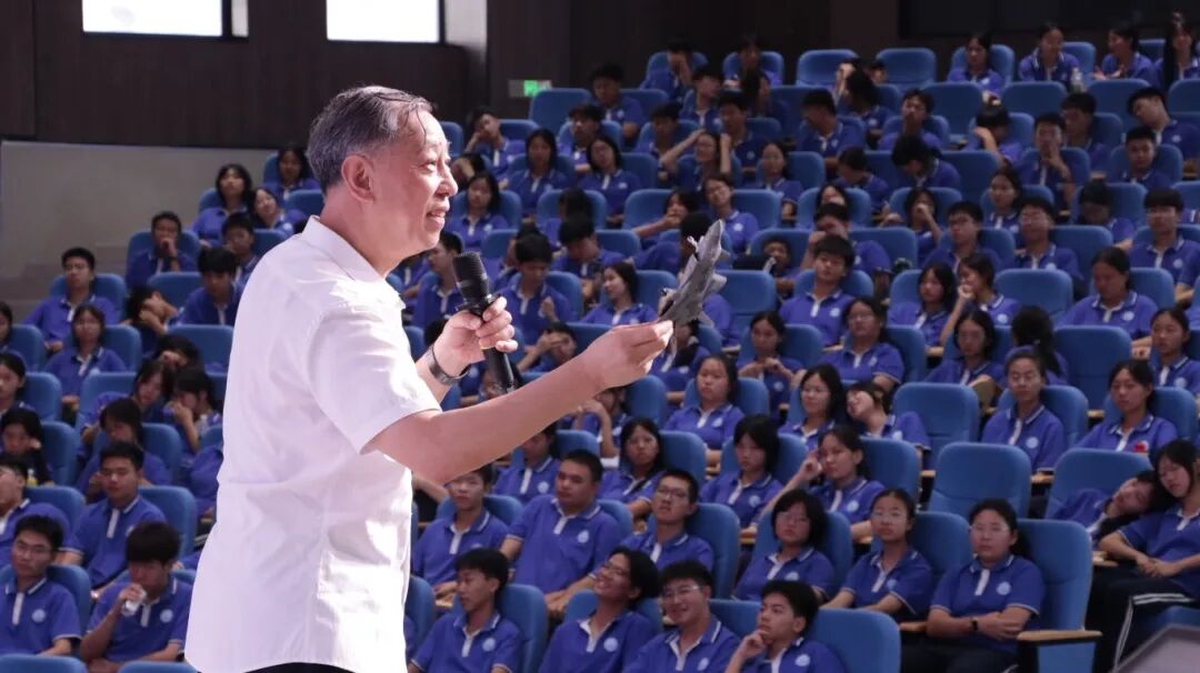 中国科学院老科学家科普演讲团郴州行④丨走进丰祺学校：点亮航空航天梦