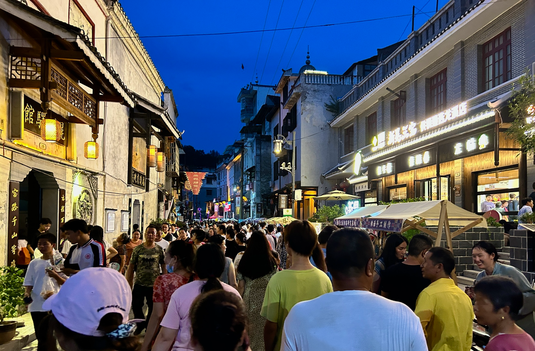新晃：龙溪古镇“四市同启”，点燃侗乡烟火盛宴