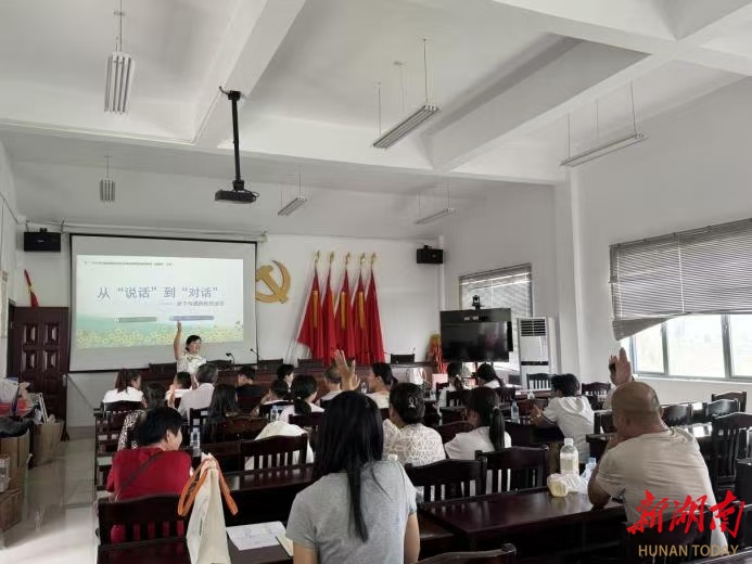 专业亲职教育进社区，暖心新衣传情助力家庭教育升级