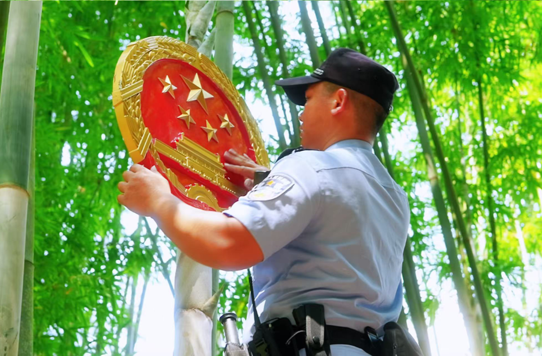 他们背着国徽进山 用脚步把司法服务送进大山深处