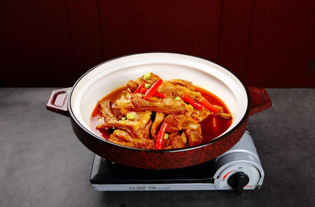 中国烹饪大师刘鹏携“珑湘荟”品牌亮相中东，一道“口味小羊排”融贯湘阿