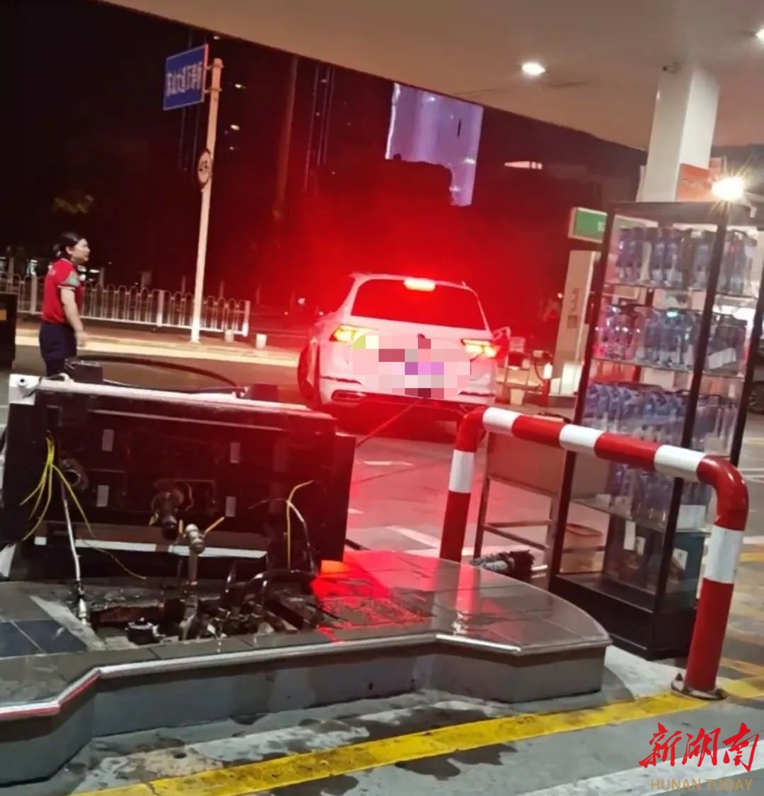 车主加完油忘拔加油枪开车就走，直接拽倒加油机  