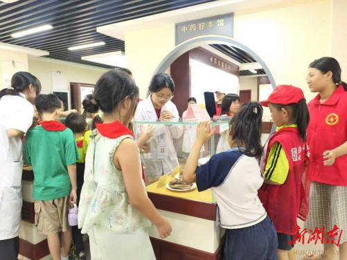 湖南中医药高专：40余名“小药童”的本草探秘之旅