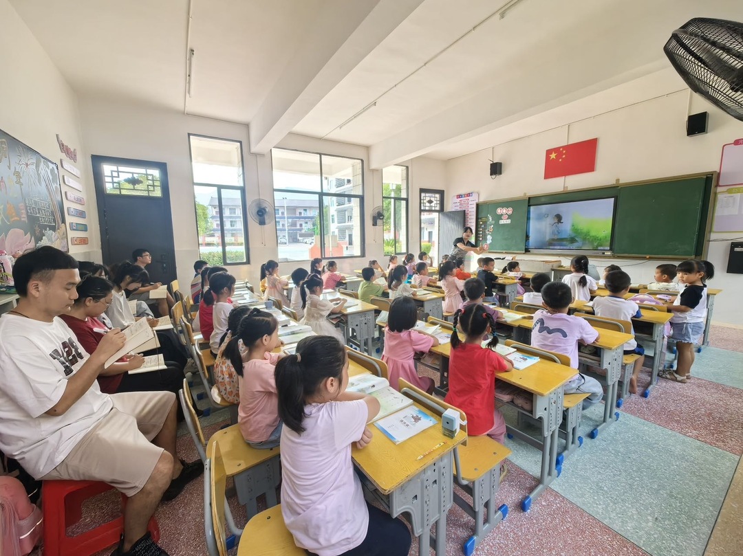 桑植县芙蓉桥小学：新进教师展风采，教研巡课促提升