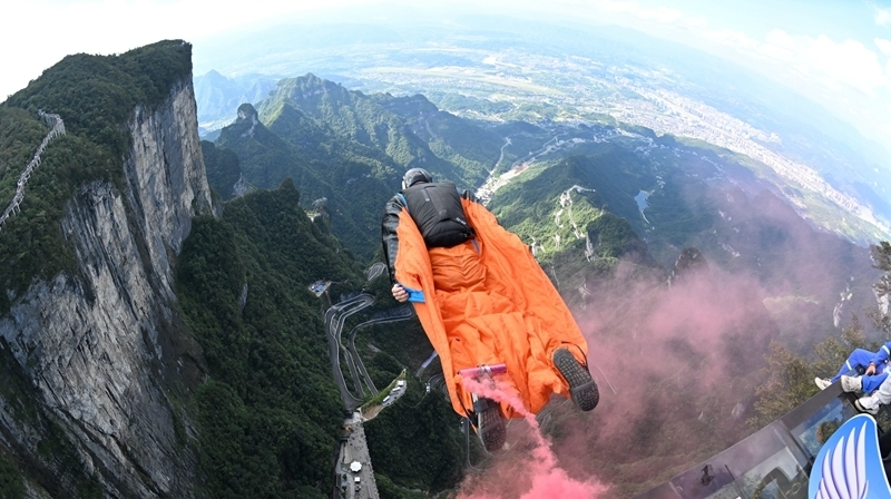 全球顶尖翼装飞手天门山再战“空中F1”