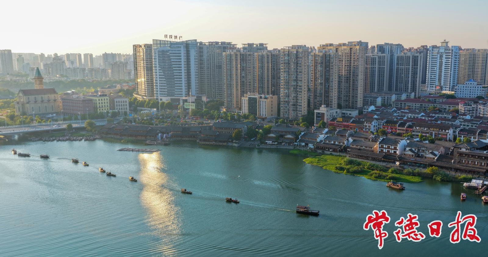晚霞如梦穿紫河 且看轻舟入画来