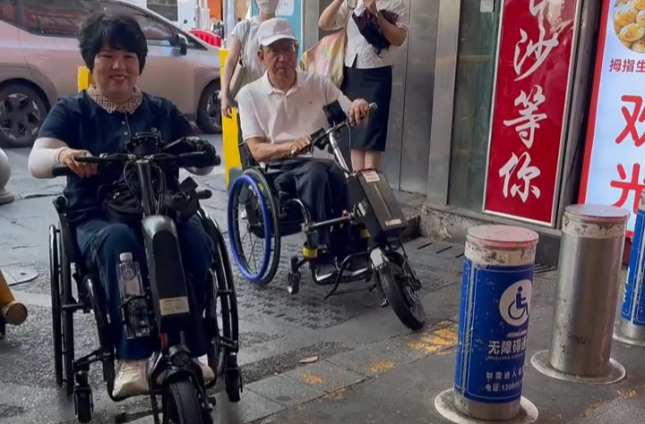无障碍设施测评帖②：@轮椅朋友，升降桩拦路？一个电话，为你开路！