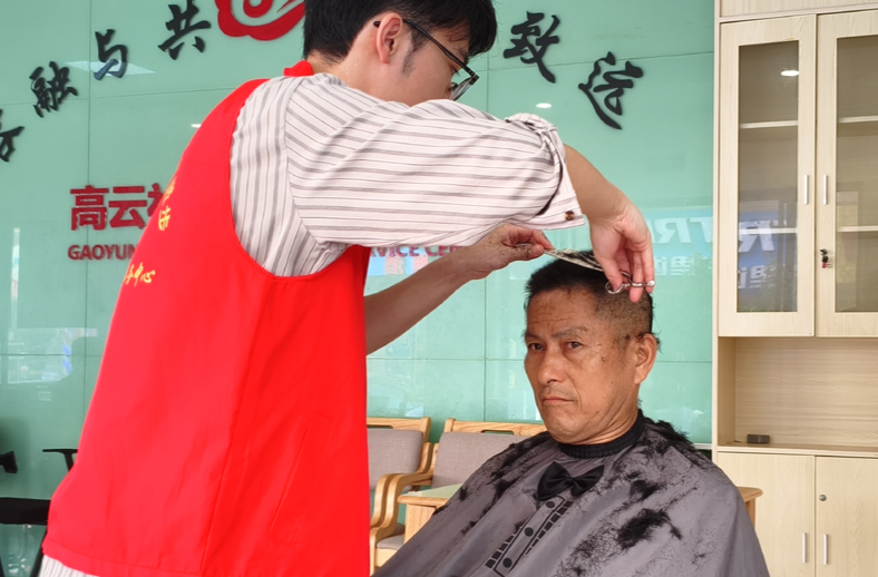 家门口的便利！网格联动义剪服务居民