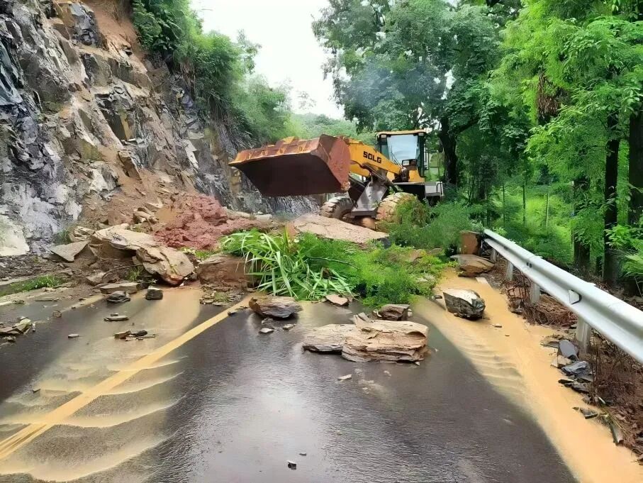 桃源县理公港镇“雨”路抢通战 守护群众的“平安通道”