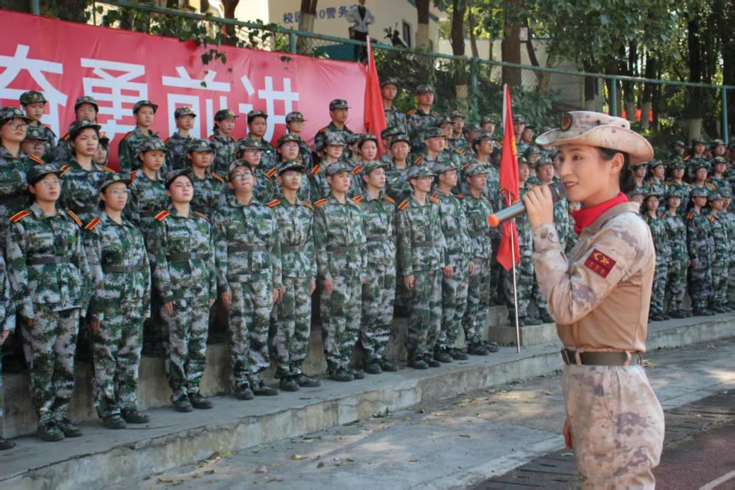 飒爽英姿燃斗志 校友深情励新生：湘南学院受阅女兵返校开展国防教育